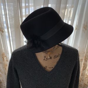 CROFT & BARROW 100% Wool black hat with fabric band and faux feather acc…